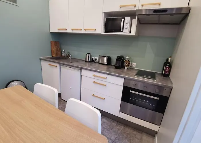 4 Personnes Equipe En Centre-ville Apartman